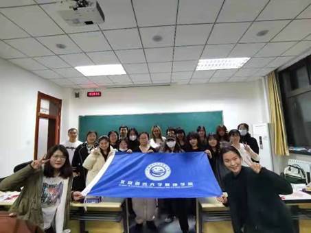 一群人在房间里中度可信度描述已自动生成